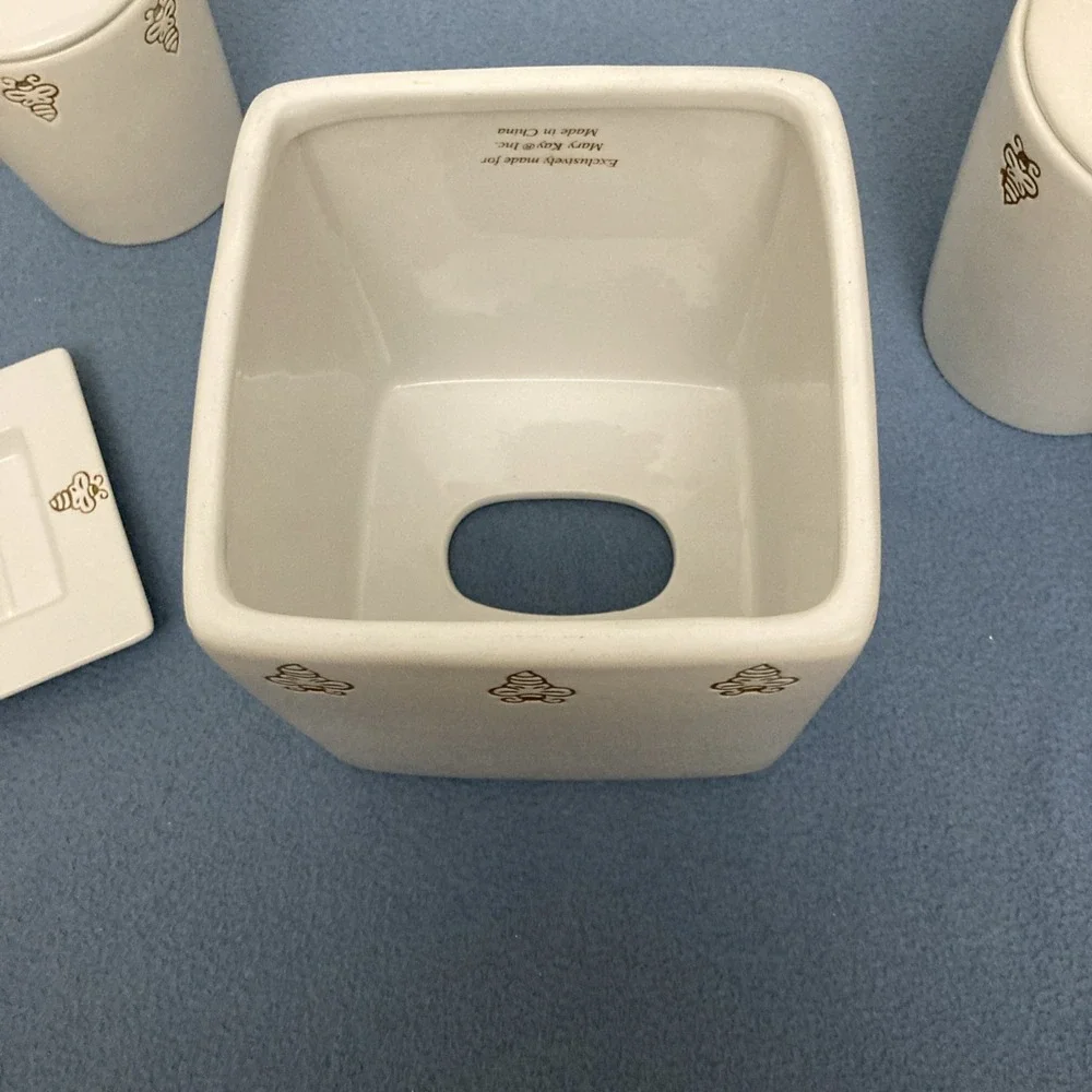 VTG Mary Kay Golden Bumble Bee Embossed White Bathroom Accessory Set of‎ 4 Items